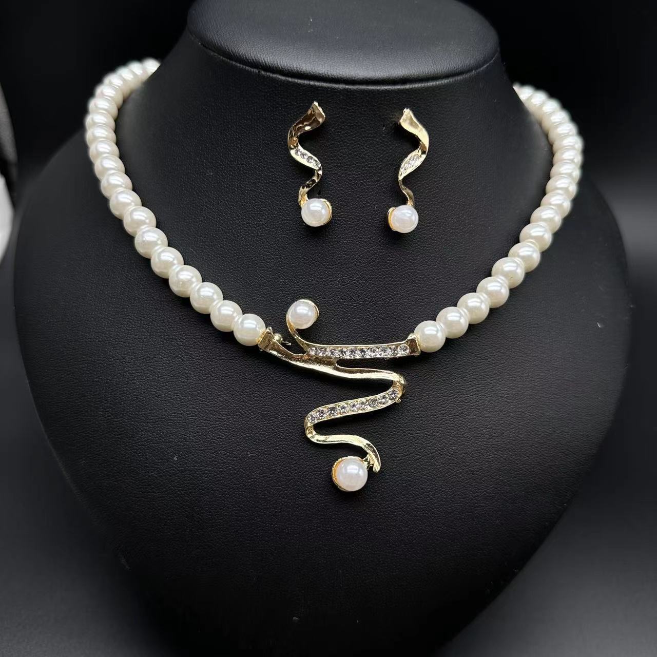 Fashion Personality Deep V Clavicle Pearl Pendant Suit