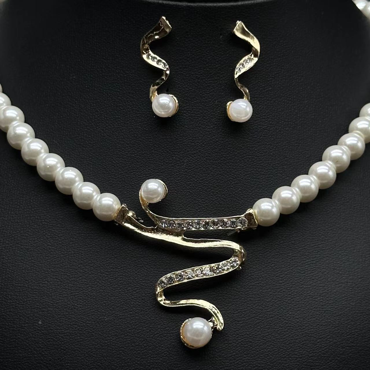 Fashion Personality Deep V Clavicle Pearl Pendant Suit